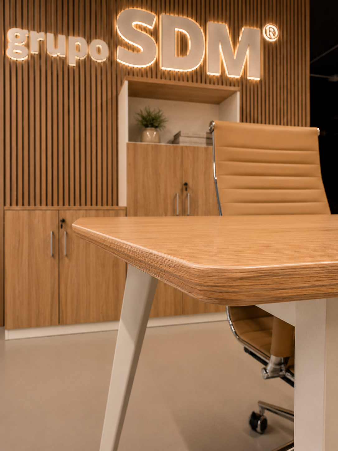 Mesa de oficina AREZZO 180, con mueble auxiliar, blanco y roble, 180 x 176,5 cms - Imagen 4